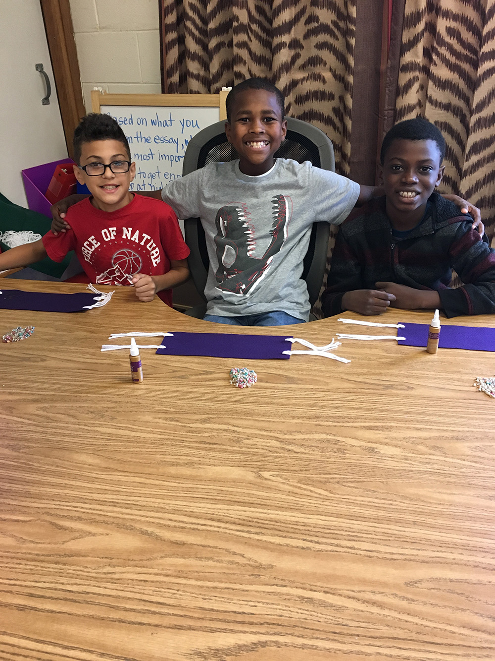 THA 4th Graders work on wampum belts 4