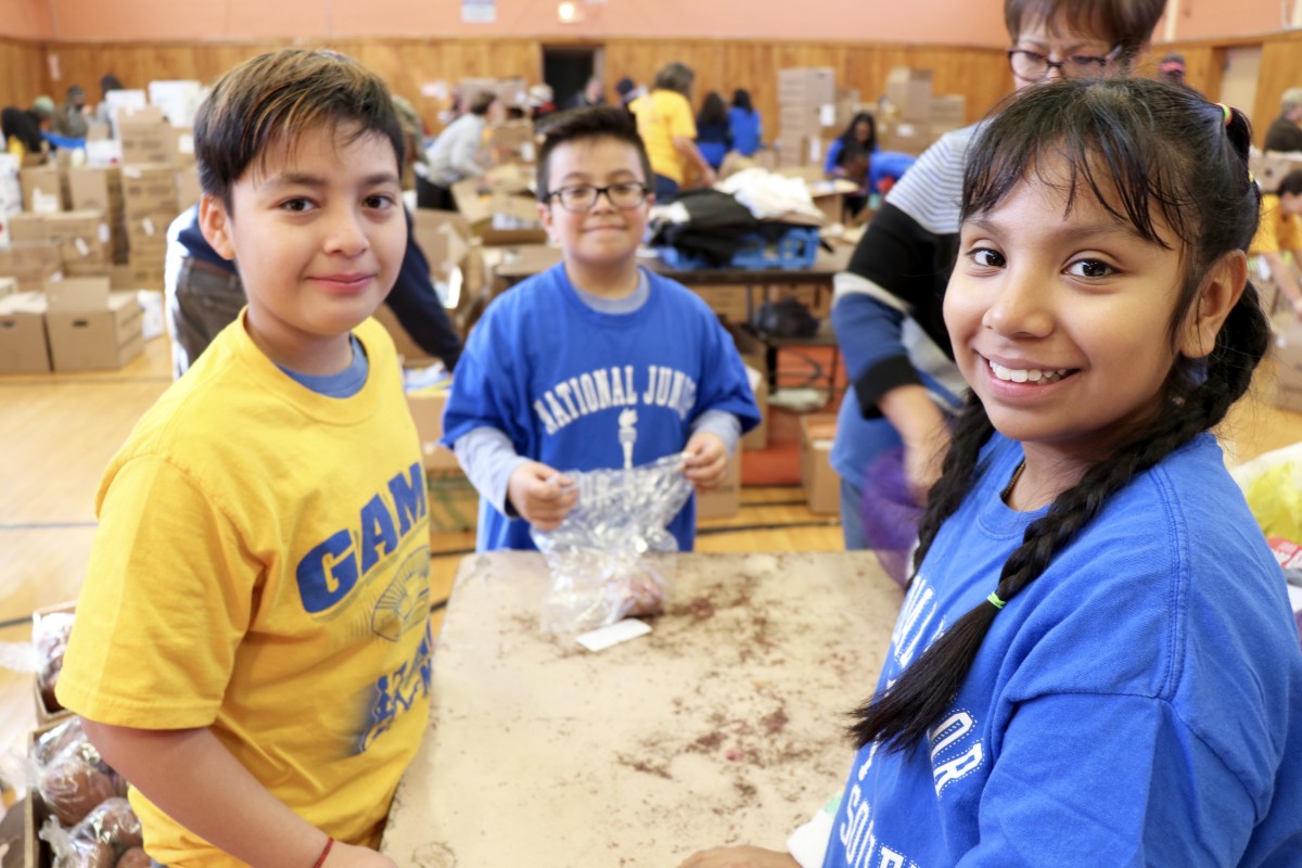 Students organize food to distribute