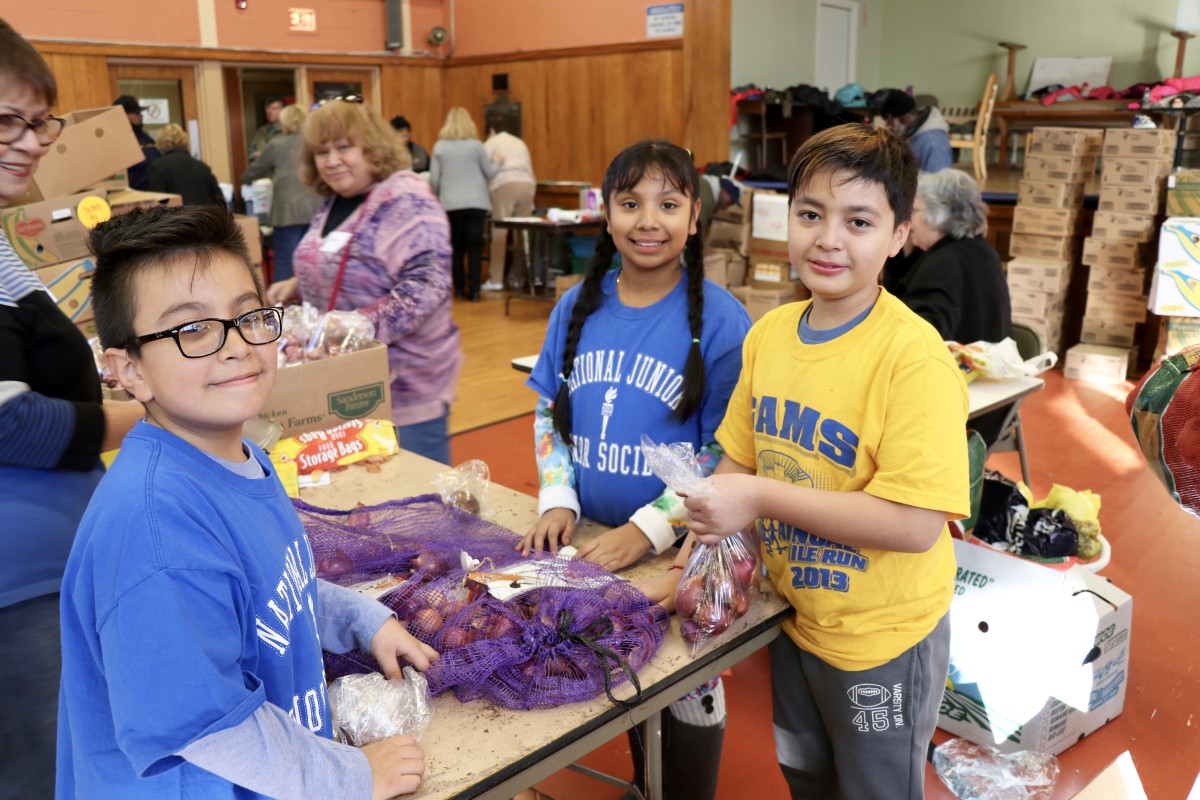 Students organize food to distribute