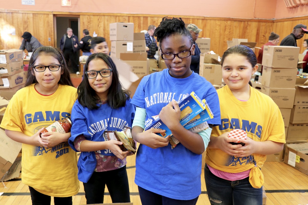 Students organize food to distribute