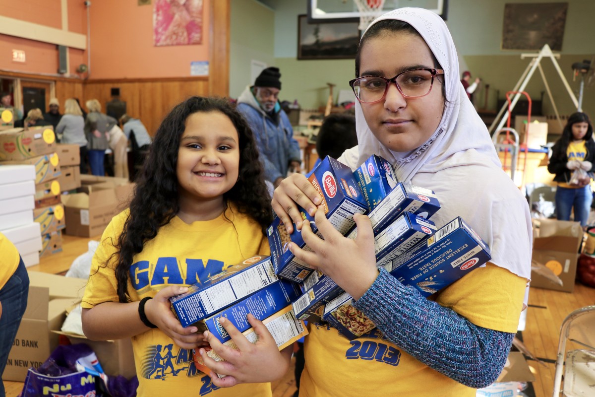 Students organize food to distribute