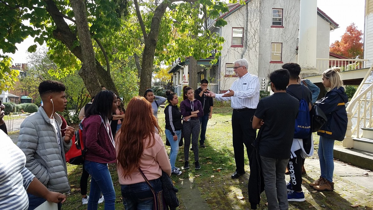 Jim Hoekema speaks to students on steps of the Crawford House.