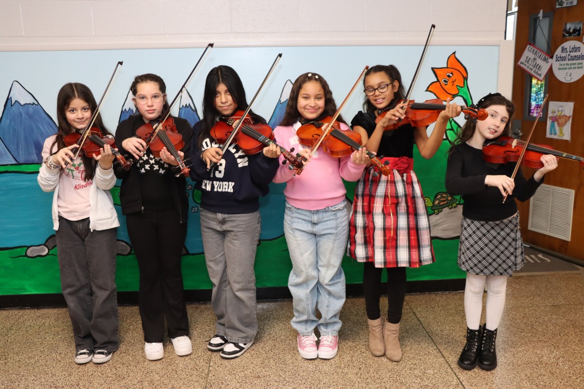 Thumbnail for Gidney Avenue Memorial School Showcases Art and Music