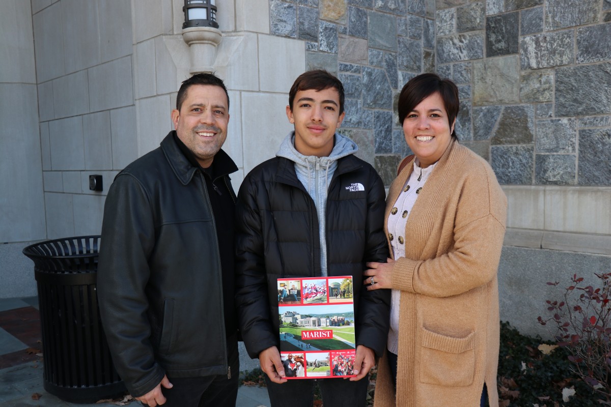 Student and parents pose for a photo.