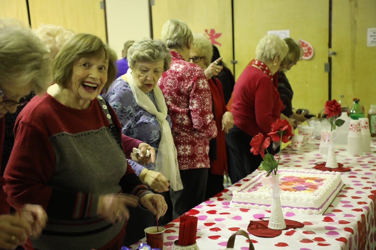 Participants line look at the cake.