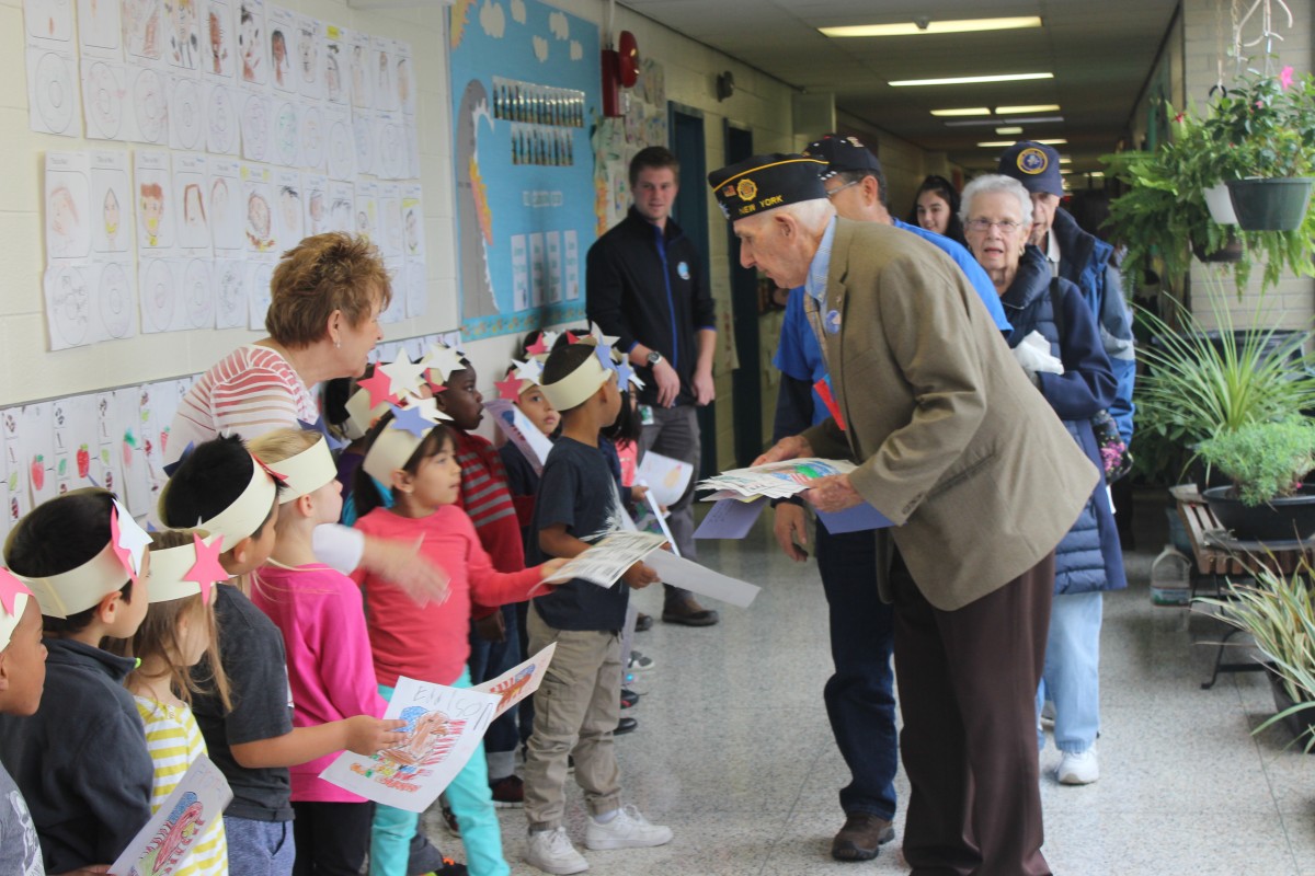 Students greet Veteran