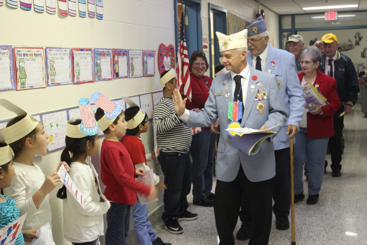 Students greet Veteran