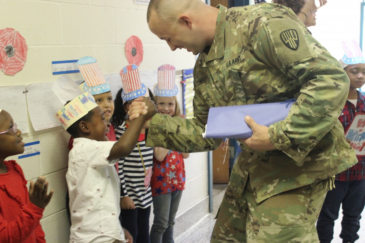 Students greet Veteran