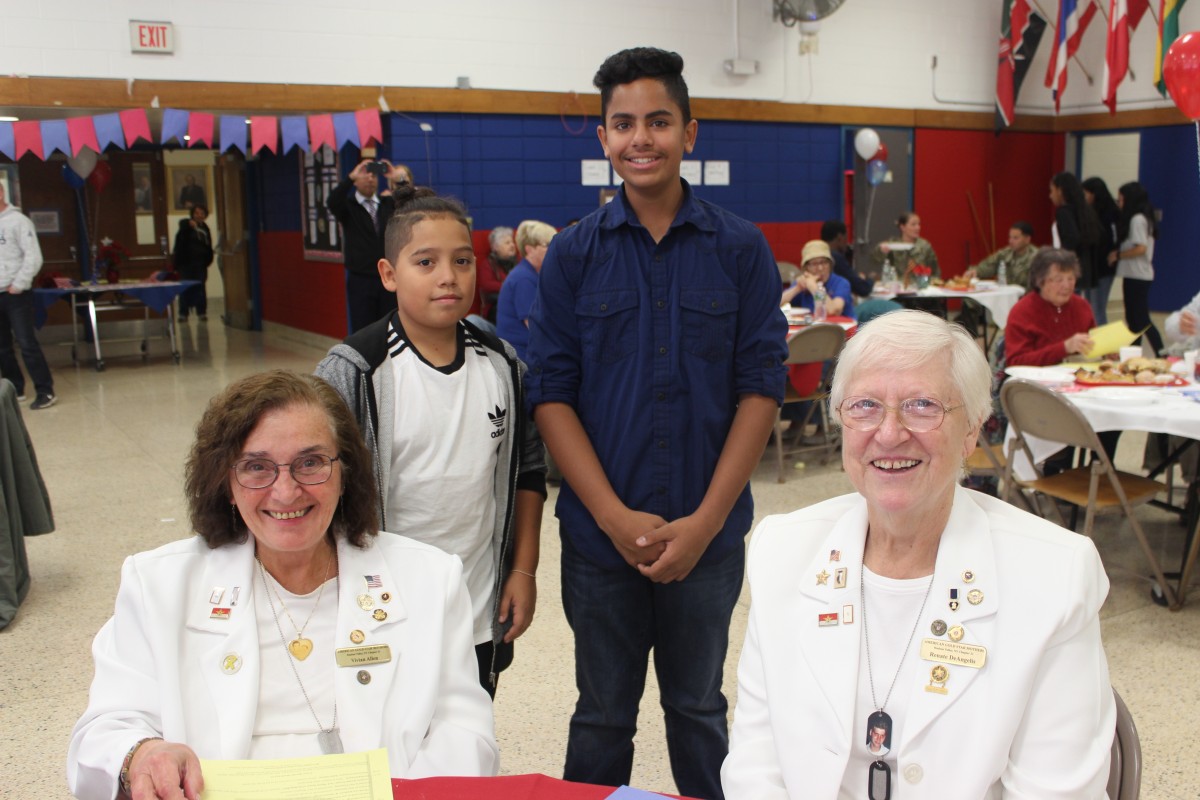 Students pose with Veterans