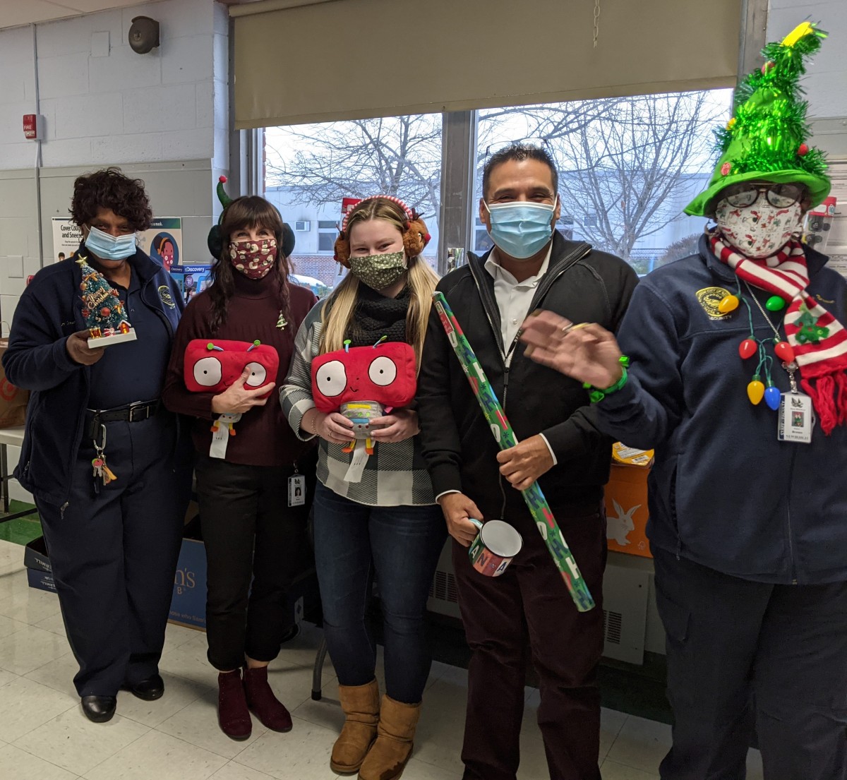 Faculty/staff who participated in the donation event pose for a photo.