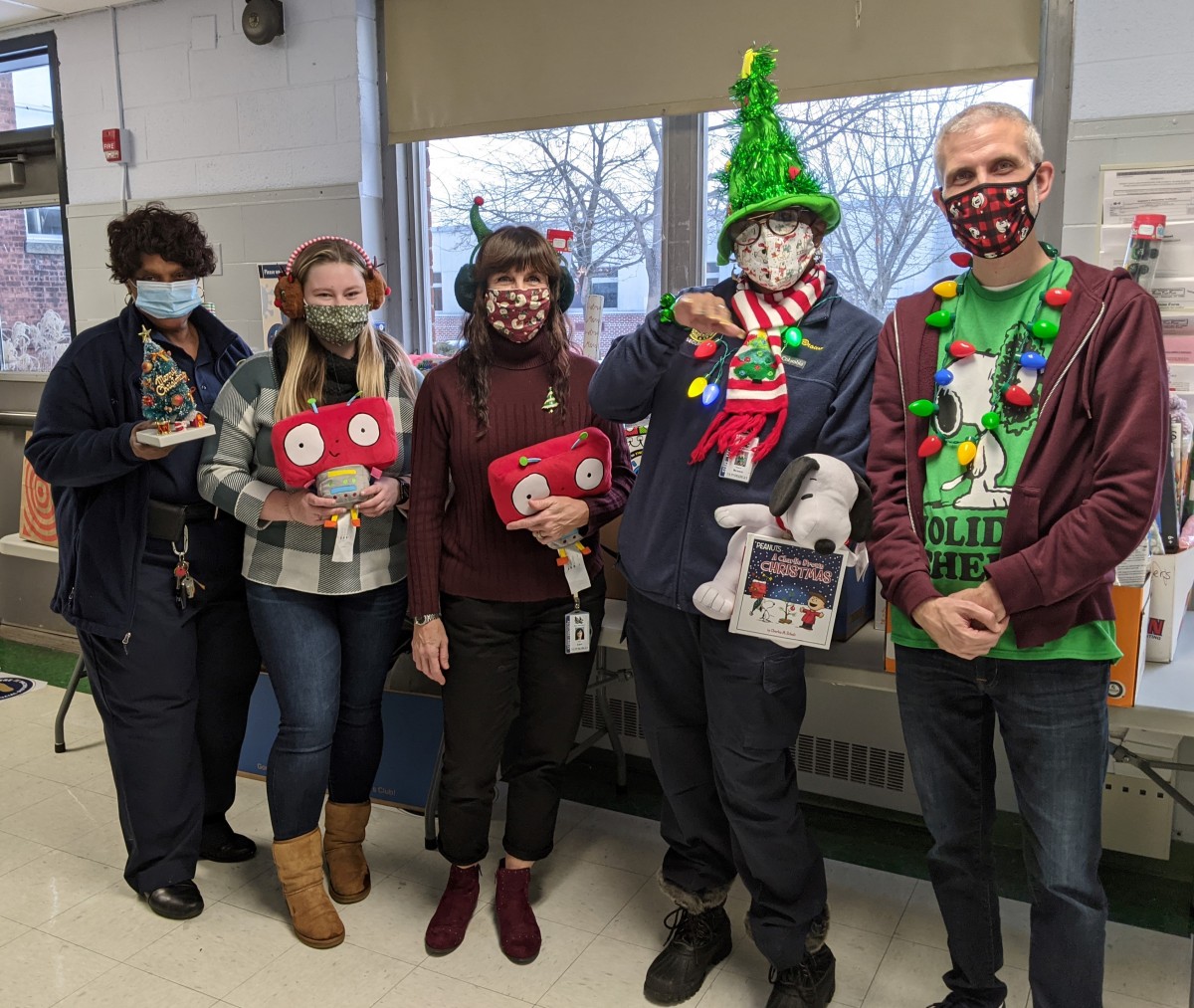 Faculty/staff who participated in the donation event pose for a photo.