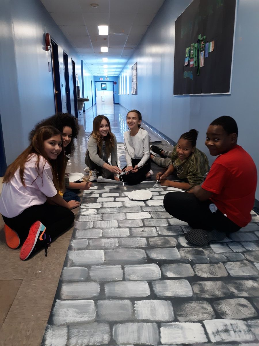 Scholars collaborate to paint sets for Shrek.