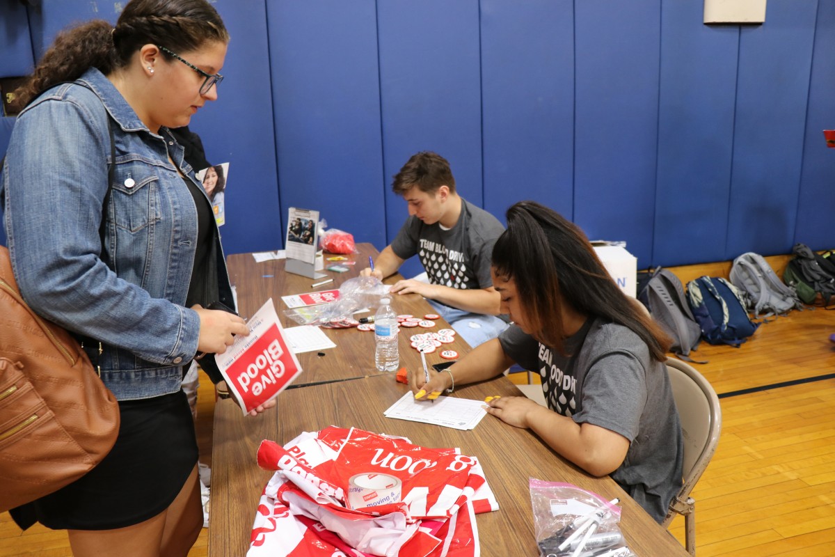 Students sign in donor.