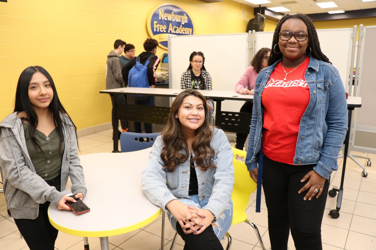 Student mentor groups pose for a photo.