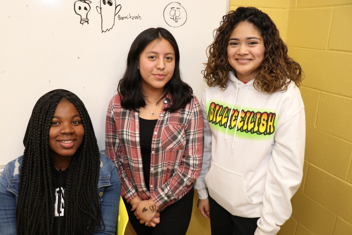 Student mentor groups pose for a photo.