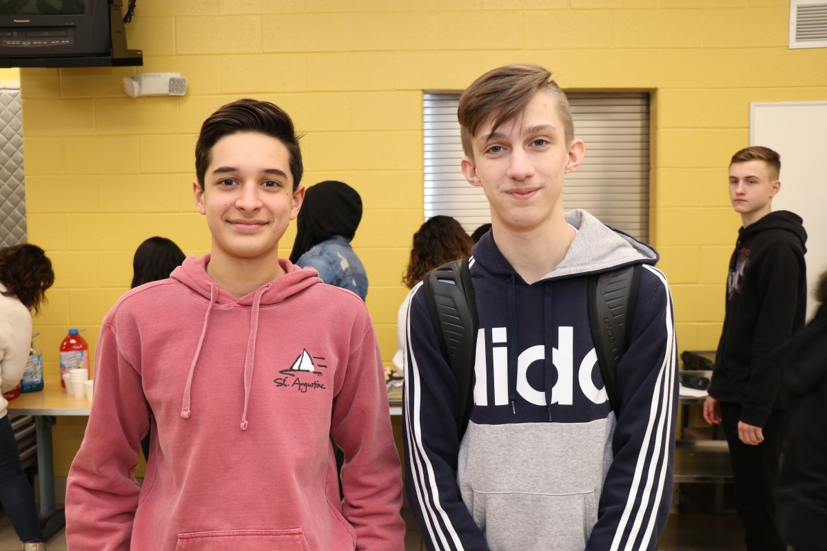 Student mentor groups pose for a photo.