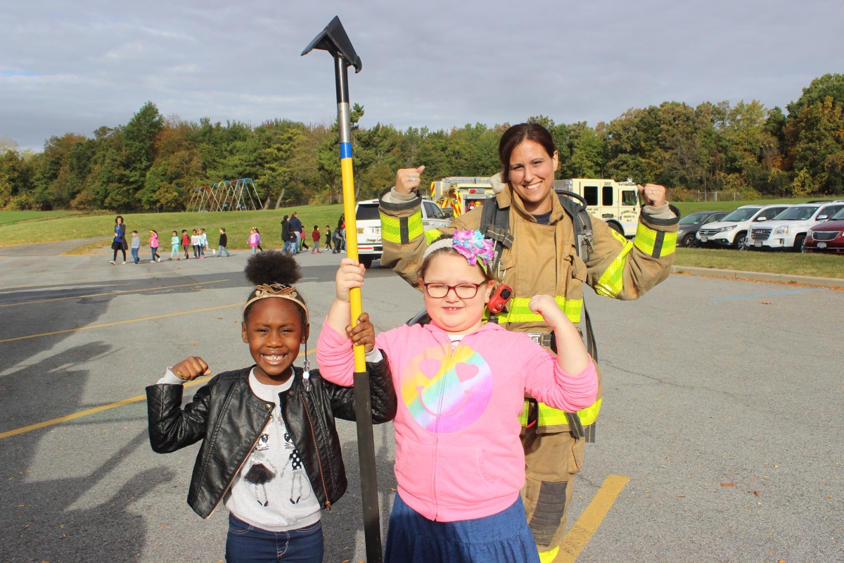 Students posing with firefighter