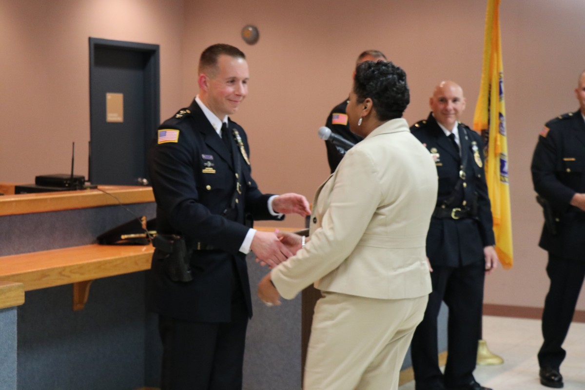 Mrs. Briscoe-Perez accepts the award from Chief Robert Doss.