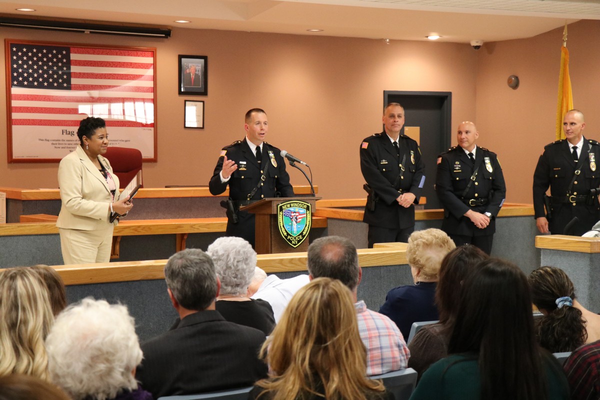 Mrs. Briscoe-Perez accepts the award from Chief Robert Doss.